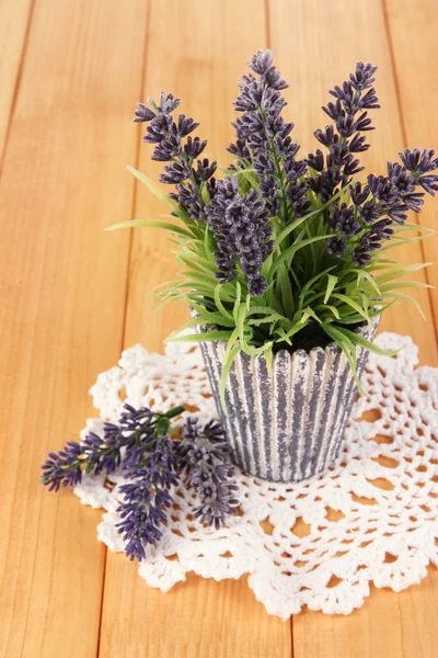 Dekorativa lavendel i vas på träbord närbild — Stockfoto