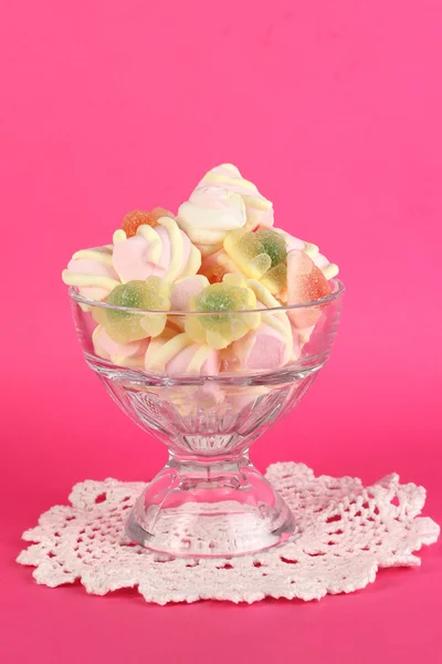 Marshmallow delicato in vaso di vetro su sfondo rosa — Foto Stock