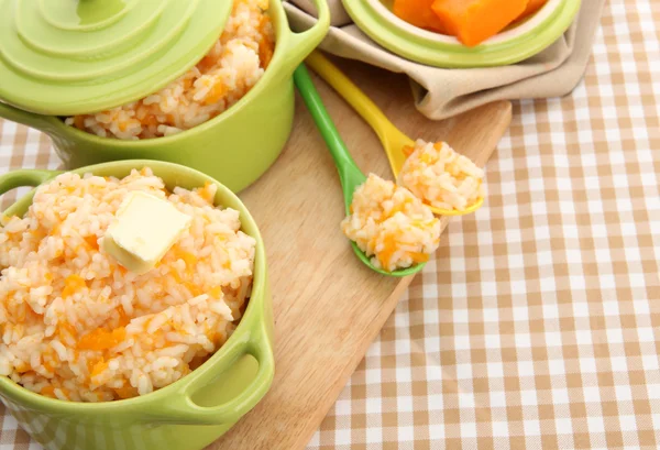 Tat pirinç lapası kabak masa örtüsü arka plan üzerinde tencere ile