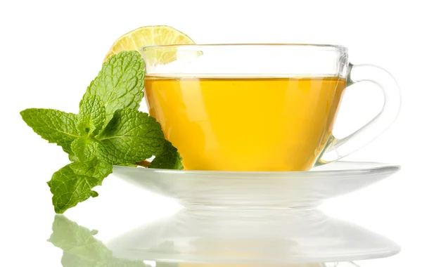 Taza de té con menta y lima aislada sobre blanco — Foto de Stock