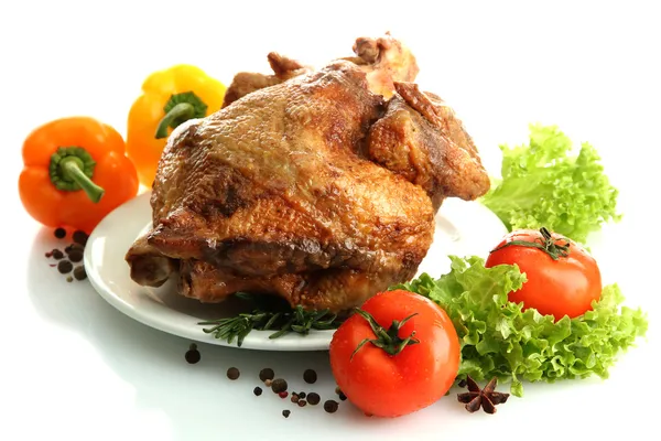 与蔬菜，孤立在白色的板上美味整个烤的鸡 — 图库照片