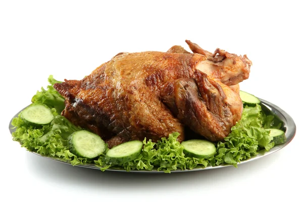 Νόστιμο ολόκληρο ψητό κοτόπουλο στο πιάτο με λαχανικά, που απομονώνονται σε λευκό — Φωτογραφία Αρχείου