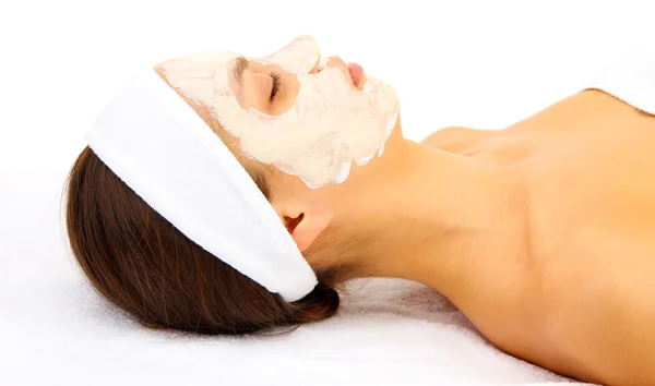 Jeune femme avec masque facial en argile, isolée sur blanc — Photo