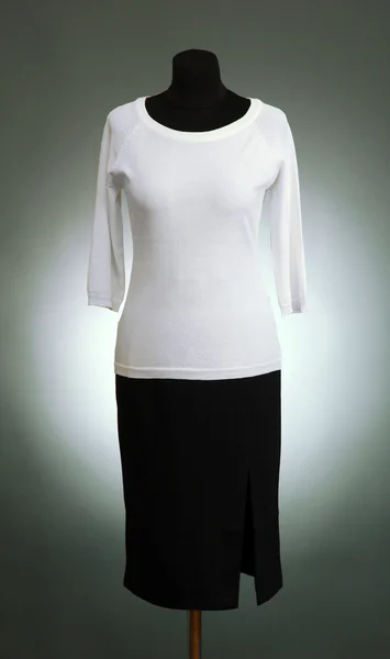 Blusa blanca y falda negra sobre maniquí sobre fondo gris —  Fotos de Stock