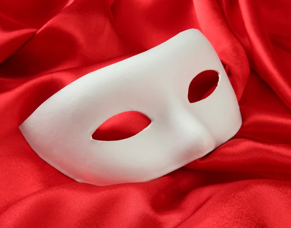 Kırmızı ipek kumaş üzerine beyaz maske