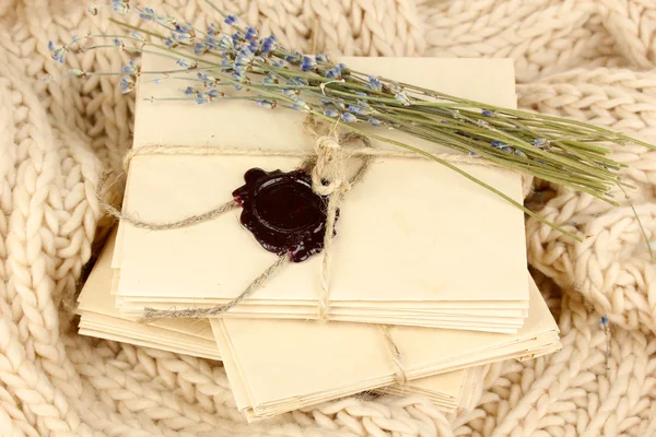 Pilhas de cartas antigas com lavanda em lenço macio — Fotografia de Stock