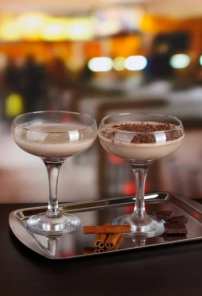 Crème cocktails op tabel in café — Stockfoto