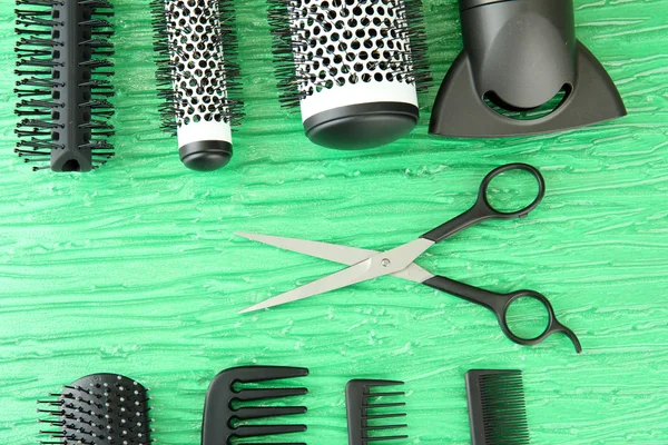 Kamma borstar, hårtork och klippa sax, på färgbakgrund — Stockfoto