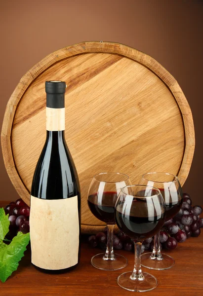 Şarap, ahşap varil ve üzüm, kahverengi zemin bileşimi — Stok fotoğraf