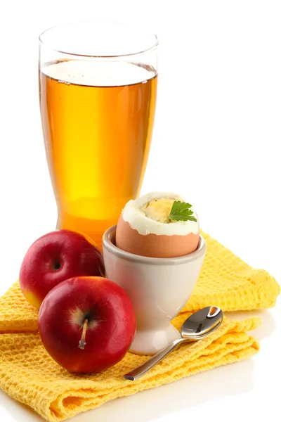 Ελαφρύ πρωινό με βραστό αυγό και ποτήρι χυμό, απομονωμένα σε λευκό — Φωτογραφία Αρχείου