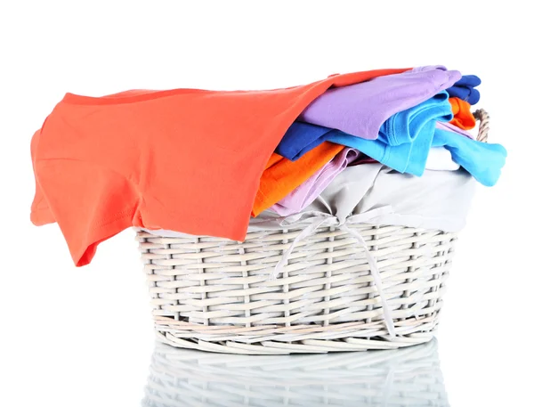 ahşap sepet beyaz izole giysilerle