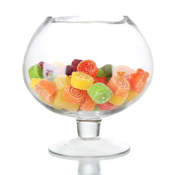 Çok renkli şekerler cam kapta beyaz izole — Stok fotoğraf