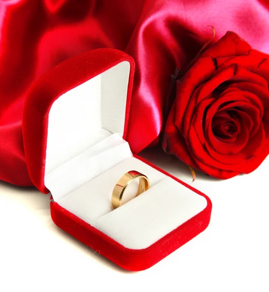 美丽的盒子与结婚戒指和红色丝绸背景上的玫瑰 — 图库照片