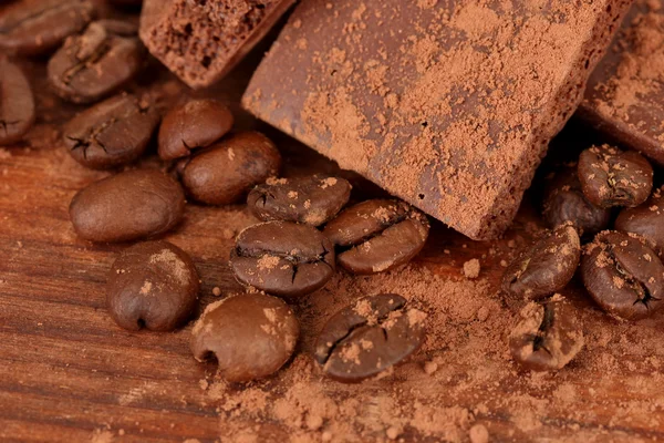 Chocolate picado com cacau, em fundo de madeira — Fotografia de Stock