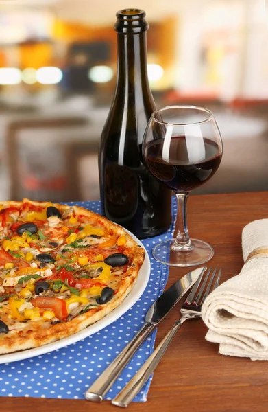 Tasty pizza with wine on wooden table on room background close-up — Stock Photo, Image