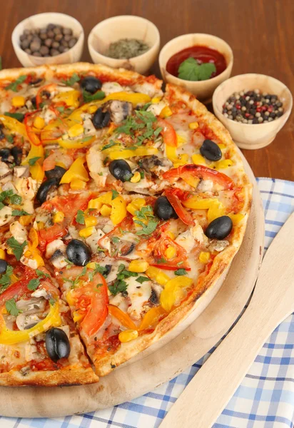 Pizza saborosa com ervas de cozinha em mesa de madeira close-up — Fotografia de Stock