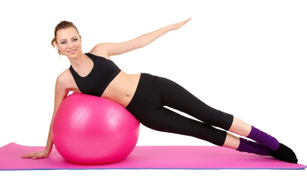 Ung kvinna göra fitnessövningar med gym boll isolerad på vit — Stockfoto