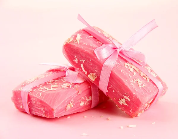 Sabão artesanal natural, sobre fundo rosa — Fotografia de Stock