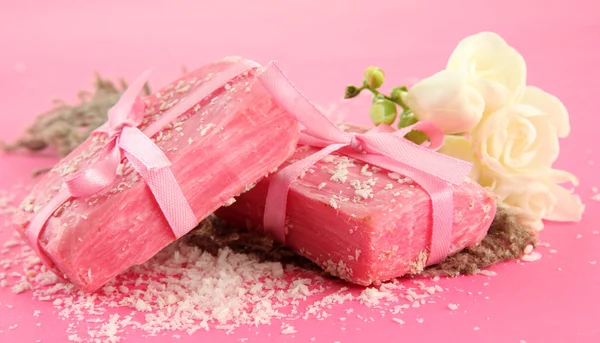 Jabón natural hecho a mano, sobre fondo rosa — Foto de Stock