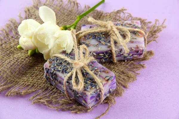Jabón natural hecho a mano, sobre fondo de púrpura — Stockfoto