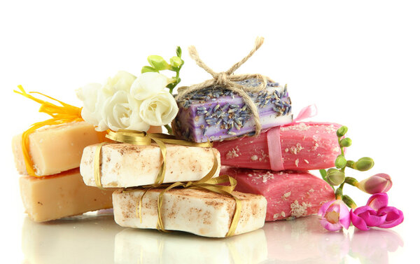 Естественное мыло ручной работы, изолированное на белом
