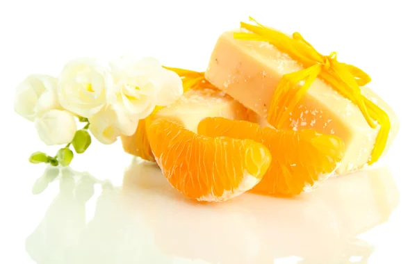 Natuurlijke vruchten handgemaakte zeep, geïsoleerd op wit — Stockfoto
