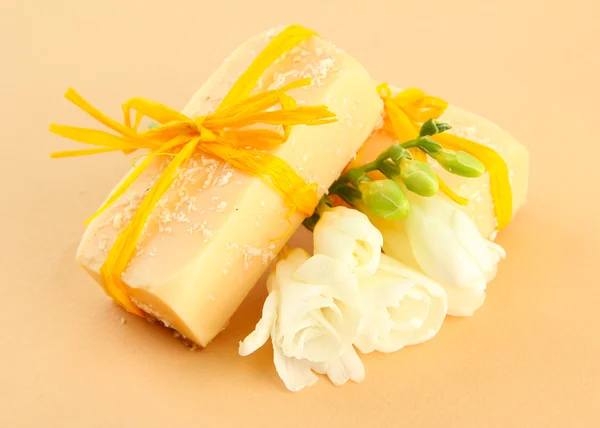 Natuurlijke handgemaakte zeep, op beige achtergrond — Stockfoto