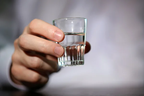 Uomo mano con bicchiere di vodka, da vicino — Foto Stock