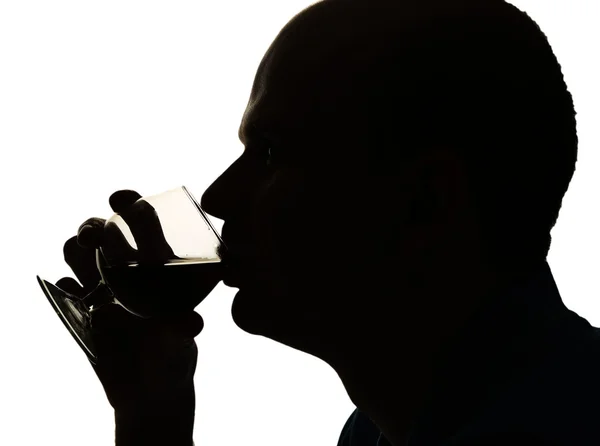 Силует людини, що п'є алкоголь, ізольований на білому — стокове фото