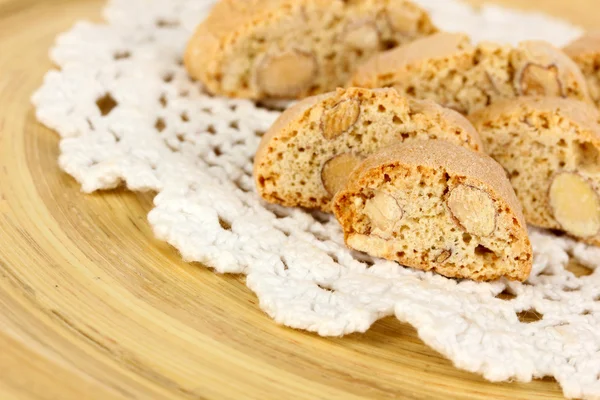 Galletas aromáticas cantuccini en placa de madera primer plano — Foto de Stock