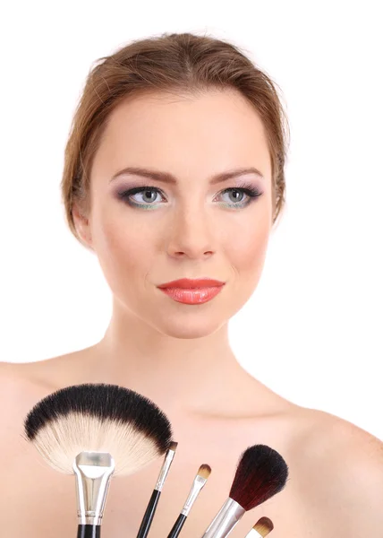 Portret van mooie vrouw met make-up borstels, geïsoleerd op wit Stockfoto
