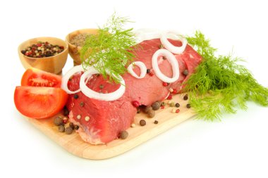 Şifalı otlarla Marine ham sığır eti ve baharat üzerine beyaz izole