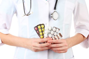 kadın doktor el hapları, üzerinde beyaz izole tutarak yakın çekim