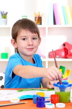 sevimli küçük çocuk albümü içinde boyama