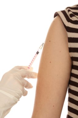 Doktor hasta omzundan, üzerinde beyaz izole bir aşı holding şırınga