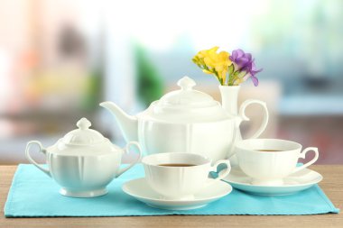 ahşap masa üstünde güzel çay servisi