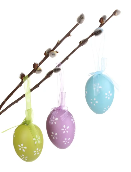 Coloridos huevos de Pascua colgados en cintas aisladas en blanco —  Fotos de Stock