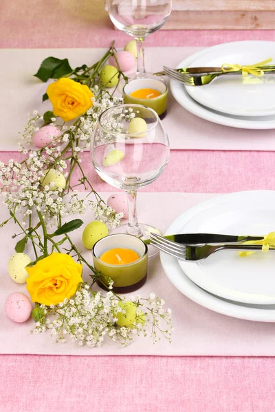 Ostertafel gedeckt — Stockfoto