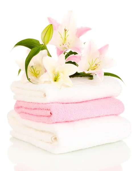 Hermoso lirio en toalla aislado en blanco — Foto de Stock