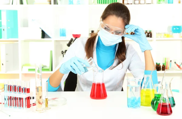 Joven científico en laboratorio — Foto de Stock