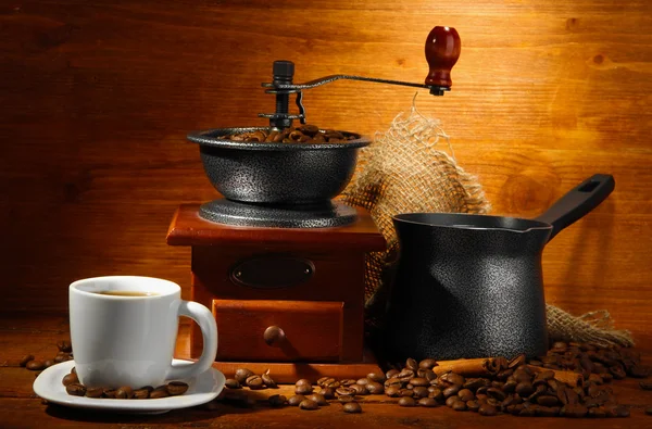 Kahve değirmeni, turk ve kahve kahverengi ahşap zemin üzerinde