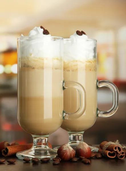 Duftenden Kaffee Latte in Gläsern mit Gewürzen, auf dem Tisch im Café — Stockfoto