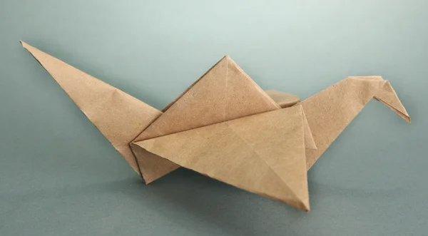 Grúa de origami sobre fondo gris — Foto de Stock