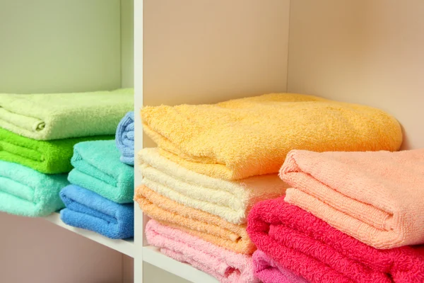 Handuk berwarna-warni di rak di kamar mandi — Stok Foto