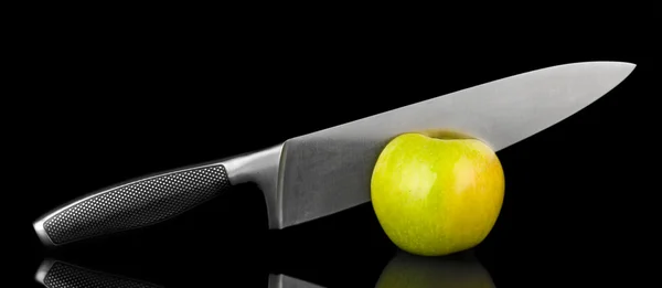 Manzana verde y cuchillo en aislado en negro — Foto de Stock