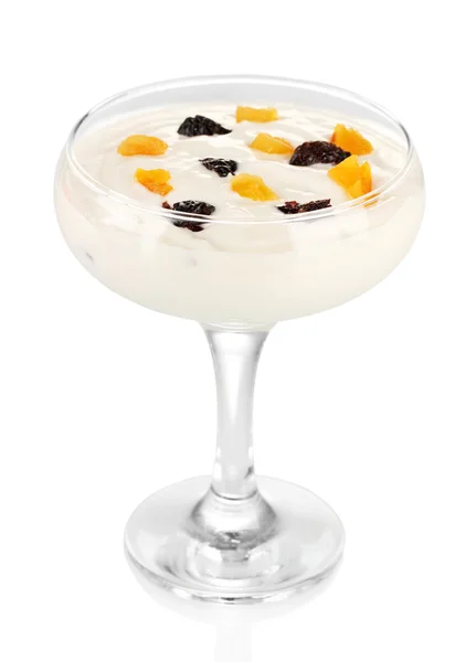 Стекло йогурта десерт с фруктами, изолированные на белом — стоковое фото