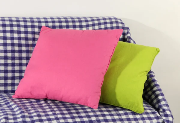 Färgglada kuddar på soffan isolerad på vit — Stockfoto