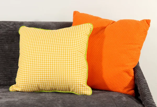 Almohadas de colores en el sofá aislado en blanco — Foto de Stock