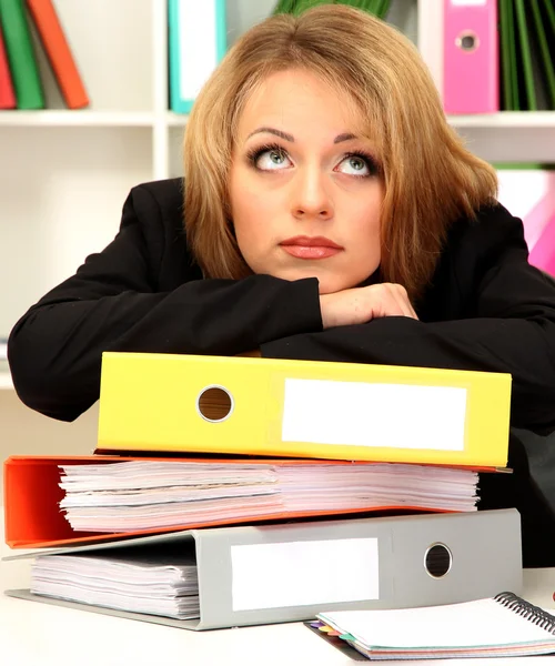 Mooie jonge zakenvrouw werken in office — Stockfoto