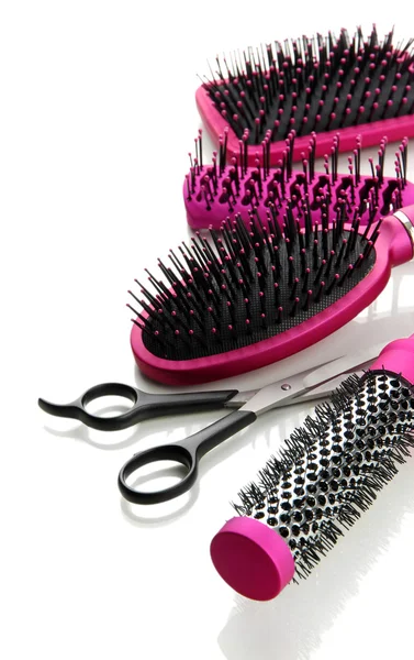 Escovas de pente e tesouras de corte de cabelo, isoladas em branco — Fotografia de Stock